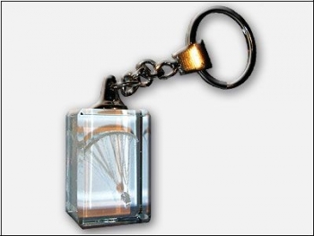 Glaswürfel-Schlüsselanhänger mit Fallschirmspringer